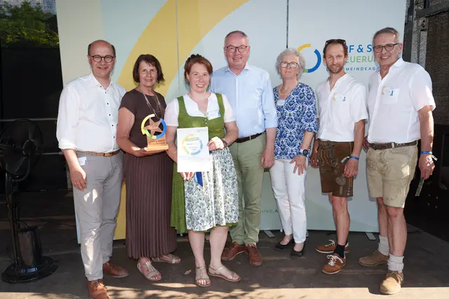 Dorfheldin Angelika Mayr aus Lunz am See (3.v.l.) mit Johannes Pressl, Maria Forstner, Stephan Pernkopf, Erna Atzmüller, Michael Mayr und Josef Schachner | Foto: Josef Bollwein/Dorf- und Stadterneuerung Niederösterreich