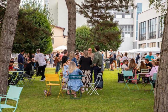Das Sommerfest bei Swarovski fand in entspannter Atmosphäre im Garten statt.  | Foto: zbc