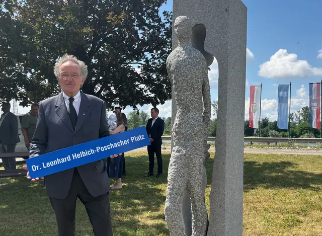 Leonhard Helbich-Poschacher bei der Skulptur "Der erste Schritt". | Foto: MeinBezirk Perg/leon