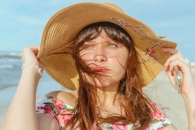 Im Urlaub sollte man auch die Haare vor der UV-Strahlung schützen.