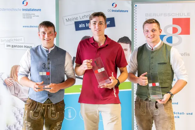 Beim Landeslehrlingswettbewerb der Installateure belegte Lukas Lengauer (Mitte) aus Perg vom Lehrbetrieb Forstenlechner GmbH in Perg den 1. Platz, Lukas Schopf (rechts) aus Waldhausen vom Lehrbetrieb Berger Wasser und Heizungs GmbH landete auf Platz zwei, den dritten Platz belegte Elias Wakolbinger (links) aus Helfenberg von der Firma HOFA Service GmbH in Vorderweißenbach. | Foto: WKOÖ/Rudolf Laresser