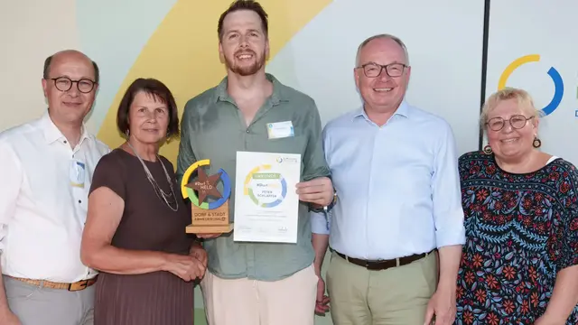 Foto von der Übergabe der Urkunde: Präsident Österreichischer Gemeindebund Bürgermeister Johannes Pressl, Landesobfrau Dorf- und Stadterneuerung Maria Forstner, Obmann MitSpratzern Peter Schlaffer, Landeshauptfrau NÖ Stellvertreter Stephan Pernkopf, Stadträtin Birgit Becker | Foto: Josef Bollwein