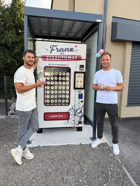  Markus und Michael Sulzer sind stolz auf ihren ersten Eisautomaten. | Foto: Sulzer