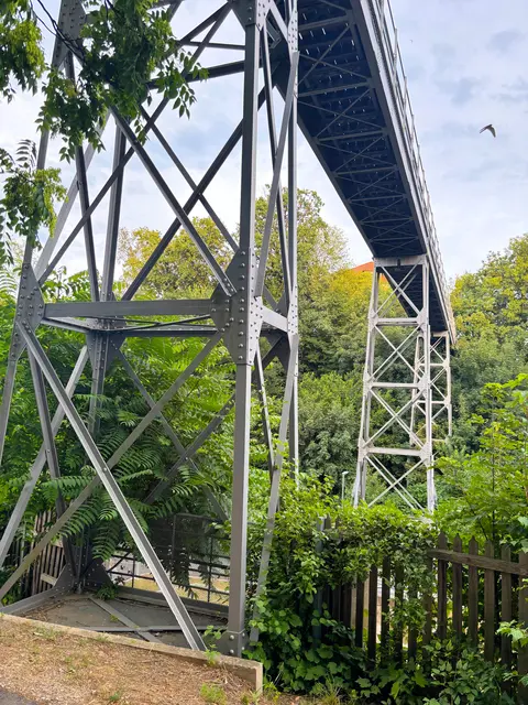 Die Stahlkonstruktion der sanierten Brücke. | Foto: Josi Thaller