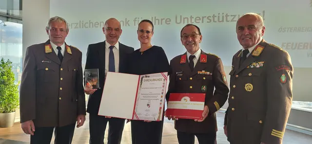 Karoline Scheucher konnte die Auszeichnung gemeinsam mit Vertretern der Feuerwehr entgegennehmen. | Foto: FF