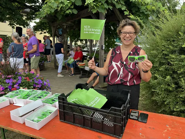 Sabrina Zima vom Tourismusverband Südsteiermark teilte Goodies an die Schaulustigen aus.