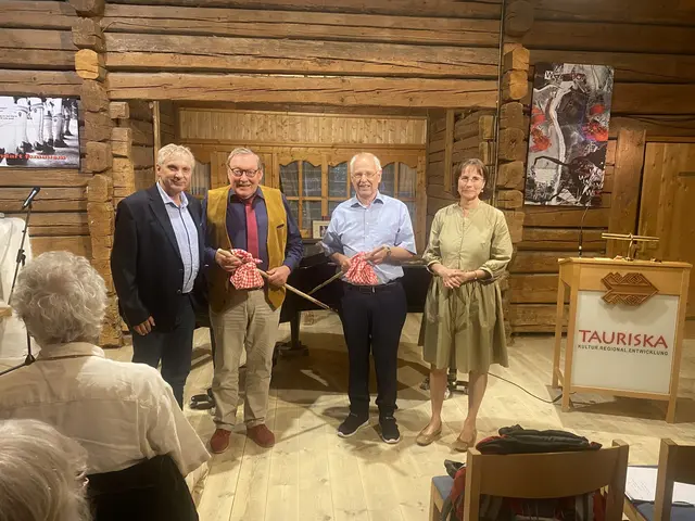 Als kleines Zeichen der Wertschätzung gab es von den TAURISKANER ein Bschoadpacktl als Geschenk. V. l.: Christian Vötter, Marcus Schneider, Kurt Trenka und Susanna Vötter Dankl. | Foto: TAURISKA