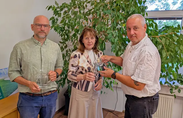 Vizebürgermeister Rainer Praschak, Bürgermeisterin Silvia Drechsler und Infrastruktur-Stadtrat Markus Gilly rufen zum sorgsamen Umgang mit unserer wichtigsten Lebensressource auf. | Foto: Stadtgemeinde Mödling / cb