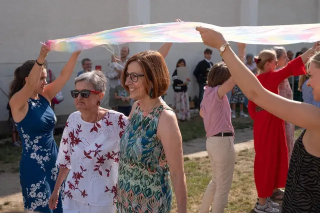 Ganz im Zeichen des Abschiedsrituals der Volksschule, durfte auch die Schulleiterin durch den Regenbogen aus der Schule hinausgehen. | Foto: Renate Leidenfrost-Wolf