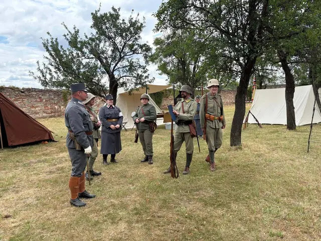 Zu den Höhepunkten zählten die täglichen Paraden und die beeindruckenden Mittagssalute der Artillerie, deren Kanonendonner weit über das Schlossgelände hinaus zu hören war. | Foto: Privat
