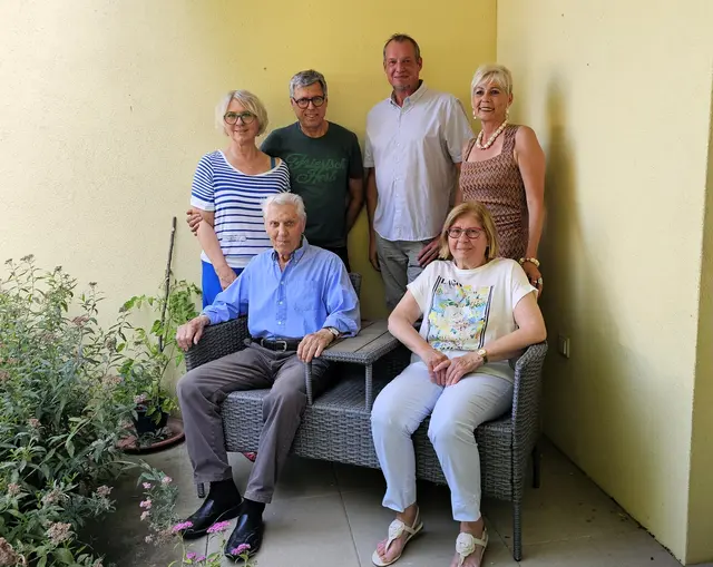 Zum 95. Geburtstag von Alois Jaindl gratulierten Vizebürgermeisterin Birgit Grafl und Gemeindevorstand Roman Krecht gemeinsam mit den Angehörigen des Jubilars. | Foto: Gemeindeamt Neutal