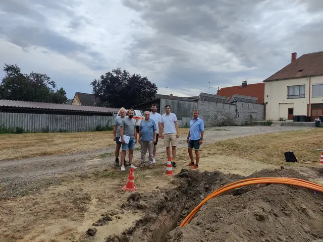 Bürgermeister Wolfram Erasim mit Gemeinderat Robert Hammer und Vertretern der NÖGIG sowie der Baufirma Hasenöhrl. | Foto: Gemeinde Rabensburg