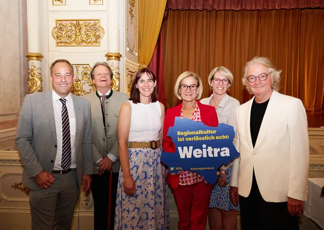 Eine Plakette für Weitra: Bürgermeister Patrick Layr, Schloss-Besitzer Johannes Fürstenberg, Schloss Weitra Festival-Geschäftsführerin Doris Moser, Vizebürgermeisterin Petra Zimmermann-Moser und Schloss Weitra Festival-Intendant Peter Hofbauer. | Foto: NLK Pfeiffer