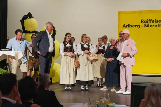Im Rahmen der Generalversammlung standen auch Ehrungen an. | Foto: Raiffeisenbank Arlberg-Silvretta