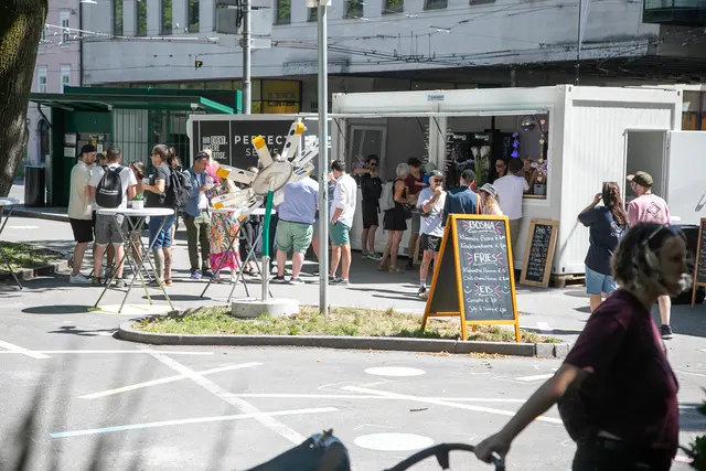 Über einen gelungenen Auftakt darf sich die temporäre Stadtoase am Rot-Kreuz-Parkplatz in der Innenstadt freuen. Gut 1.000 Besucherinnen und Besucher nutzen den neuen Sommerplatz in der Altstadt zum Verweilen.  | Foto: Stadt Salzburg/Anna Pirato
