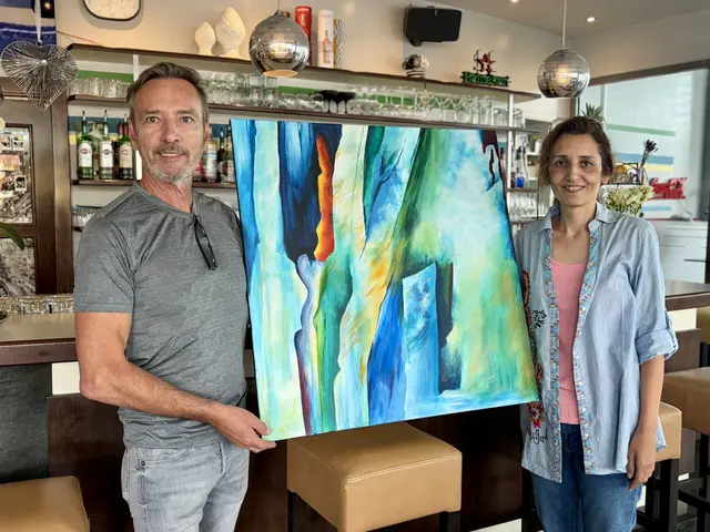 Christian Schögl gibt der Künstlerin Venus Vahdat im Café Bellini eine Plattform für die Präsentation ihrer Werke. | Foto: Gaube