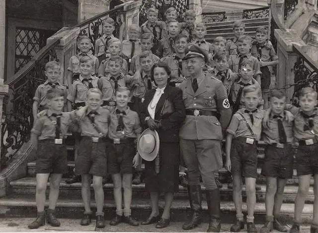 Schulklasse der Napola Traiskirchen bei einem Schulausflug zum Schloss Schönbrunn in Begleitung von Lehrpersonen, aufgenommen 1943/44. Fotograf:in: Fotoatelier Martin Fachet, Wien. (Archiv) | Foto: BIK/Sammlung F.K.
