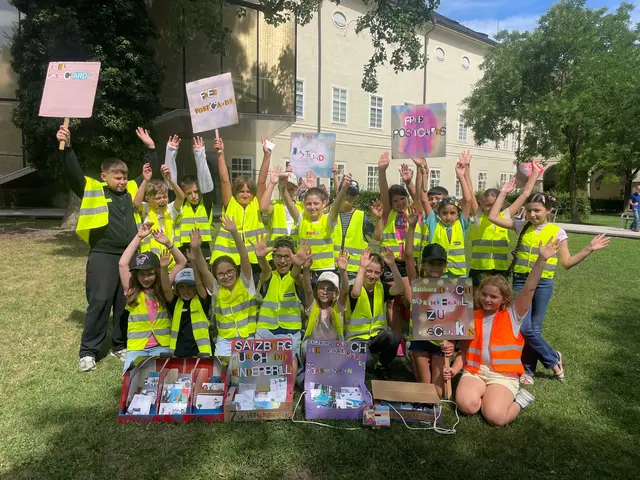 Mit selbst gestalteten Postkarten und viel Mut gingen die Schülerinnen und Schüler der 3a-Klasse der Volksschule Schallmoos in der Salzburger Innenstadt auf Passantinnen und Passanten zu und zeigten Salzburg aus ihrer ganz persönlichen Perspektive.“ | Foto: Miriam Baur