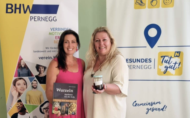 Vizebürgermeisterin Cornelia Weiß und Kräuterpädagogin Eunike Grahofer. | Foto: Gesunde Gemeinde Pernegg