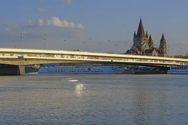 Ein Verkehrsunfall mit Sachschaden hat am Montagnachmittag zu einem ungewöhnlichen Polizeieinsatz auf der Reichsbrücke geführt. | Foto: APA-Images / Willfried Gredler-Oxenbauer