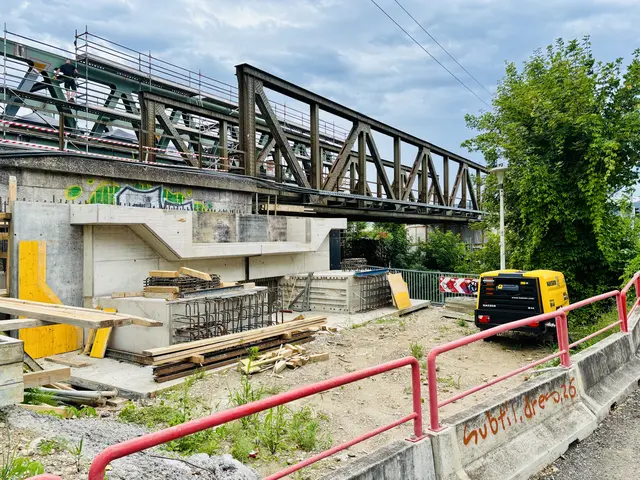 Einstweilen bringt die Sanierung der Zugbrücke in der Herrgottwiesgasse nur Einschränkungen für Radfahrerinnen und Radfahrer mit sich – im August wird aber auch für drei Wochen die Straße gesperrt. | Foto: MeinBezirk/Andreas Strick