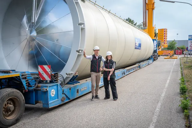 EVN Projektleiter Sebastian Schopf und Daniela Bischof vor dem rund 20 m langen Pufferspeicher. | Foto: EVN
