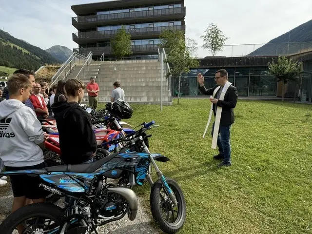 In seiner Ansprache betonte Pfarrer Fritz, dass die Segnung die Jugendlichen stets daran erinnern soll, stets umsichtig unterwegs zu sein. | Foto: Poly Stubai