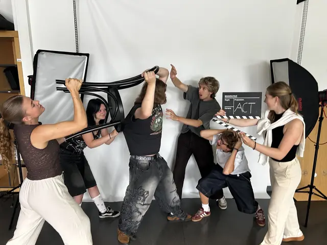 Kreativität und Action standen im Mittelpunkt des Schauspiel-Workshops mit Noah Perktold an der HBLW Saalfelden.   Foto: Robert Kalss
