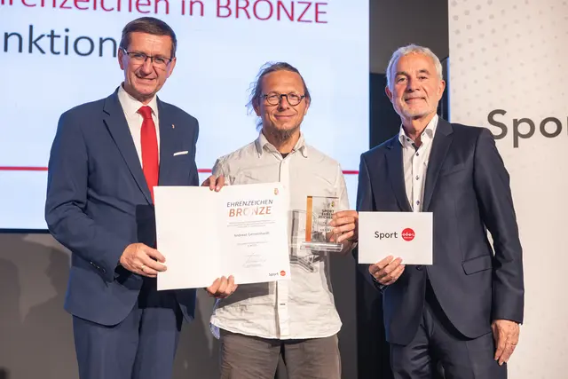 Übergabe des Landes-Sportehrenzeichen in Bronze an Andreas Gemeinhardt durch LR Markus Achleitner u. ASVÖ Präsident Peter Reichl. | Foto: Land OÖ.