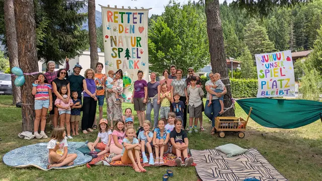 Beim Picknick feierten Kinder, Familien und Mitglieder der Bürger:inneninitiative „Rettet den Naturspielpark Mils“ den erfolgreichen Erhalt des beliebten Treffpunkts und sammelten zugleich Ideen für die zukünftige Gestaltung. | Foto: BI Rettet den Naturspielpark Mils