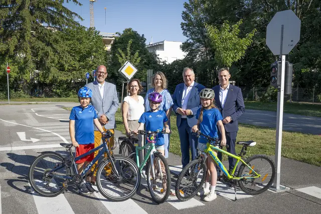 SPÖ-Umweltstadtrat Norbert Horvath, KEM-Managerin der Stadt Alexandra Kurt-Brabec, Sta. Christiana-Direktorin Martina Leipelt, ÖVP-Mobilitätsstadtrat LAbg. Franz Dinhobl und ÖVP-Bildungsstadtrat Philipp Gruber mit Kindern der Sta. Christiana. | Foto: Stadt Wiener Neustadt/Weller