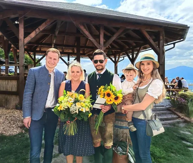 Bürgermeister Volkart Kienzl (l.) gratulierte Jennifer und Dominik Wildbolz zur Eröffnung.