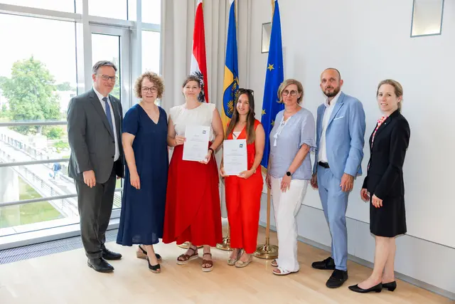 Abteilungsleiter Helmuth Sturm, Landesrätin Christiane Teschl-Hofmeister, die Absolventinnen Elisabeth Fuger und Ulrike Moser, Fachgebietsleiterin Silvia Forstner, LPV-Obmann-Stv. Michael Filz, Abteilungsleiter-Stv. Nora Wicke. | Foto: Nimo Zimmerhackl