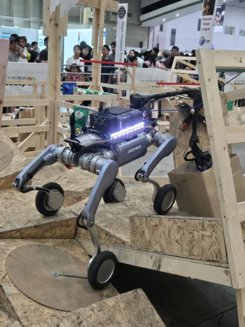 Beim RoboCup in Südkorea galt es für den Roboter und das Team der FH Wels, verschiedene Aufgaben zu erfüllen.  | Foto: FH OÖ