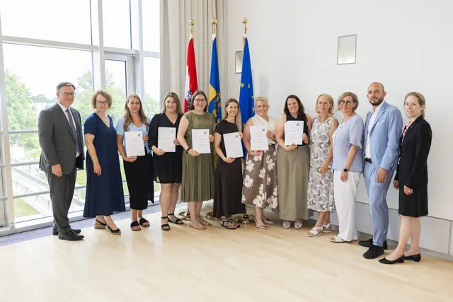 Abteilungsleiter Helmuth Sturm, Landesrätin Christiane Teschl-Hofmeister, die Absolventinnen Christina Lendl, Karina Frainzberger, Christiane Eder, Natlaie Angerer, Madeleine Ströcker und Cornelia Wimmer, Kindergarteninspektorin Rosemarie Fronz, Fachgebietsleiterin Silvia Forstner, LPV-Obmann-Stv. Michael Filz, Abteilungsleiter-Stv. Nora Wicke | Foto: Nimo Zimmerhackl