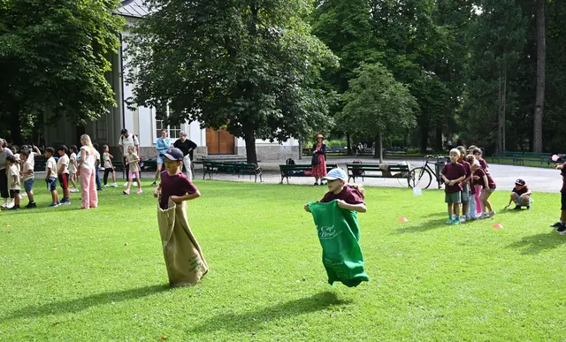Spielefest 2026 im Hofgarten: Beim Sackhüpfen wurde fleißig angefeuert. | Foto: Königer