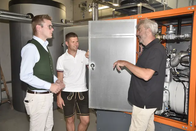 Lokalaugenschein in der Kläranlage des Reinhalteverbandes St. Michael im Lungau: Landesrat Maximilian Aigner, Geschäftsführer Stefan Eder, Referatsleiter Theodor Steidl. (29. Juni 2026) | Foto: Land Salzburg/Neumayr