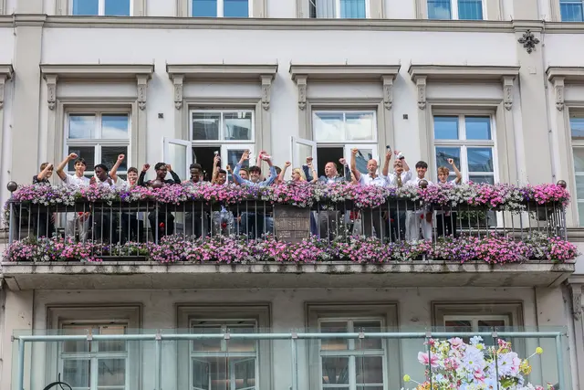 Große Freude über den Titelgewinn: Die frischgebackenen Bundesmeister im Flag Football jubelten vom Balkon des Innsbrucker Rathauses. | Foto: © Alexander Pauli