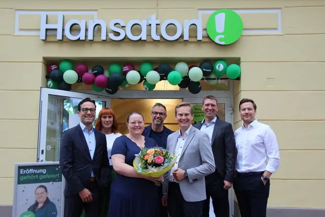 Bürgermeister Markus Ringhofer (5.v.li.) gratulierte zur Geschäftseröffnung.