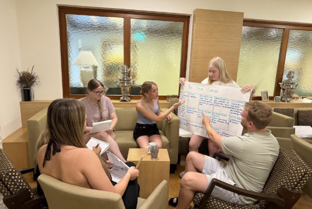 Beim gemeinsamen Brainstorming im Wilfinger Ring Bio Hotel arbeiteten die Schülerinnen und Schüler an ihren Geschäftsideen  | Foto: Nina Schemmerl