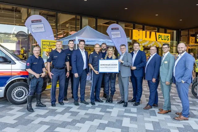 Die neue Billa Plus-Filiale im Einkaufszentrum PRO in Urfahr lud kürzlich zu "Coffee with Cops". | Foto: LPD OOE/Michael Dietrich