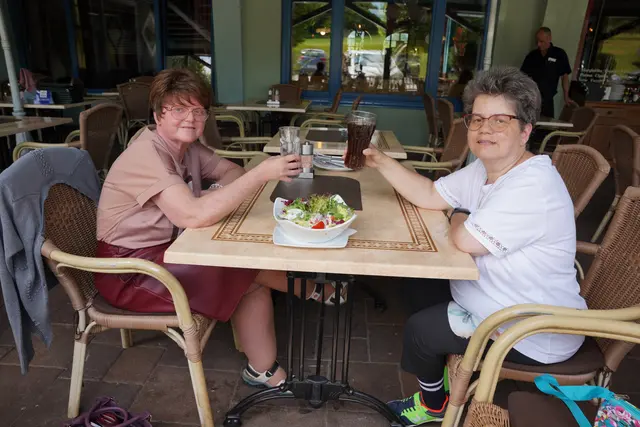 Lernten sich durch die SHG kennen und sind seit Jahrzehnten befreundet: Yvonne Torker aus Villach (rechts) und Alexandra Hölbling, Obfrau der Selbsthilfegruppe Epilepsie Kärnten. | Foto: meinbezirk.at/Birgit Gehrke 