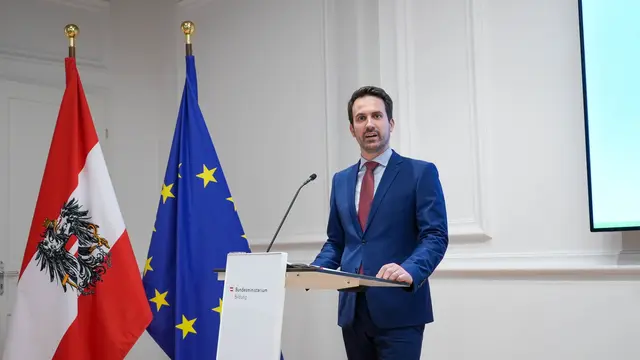 Im Anschluss an den Gipfel informieren Bildungsminister Christoph Wiederkehr (Neos) und der Generaldirektor der GeoSphere Austria, Andreas Schaffhauser im Rahmen eines Pressestatements über die Ergebnisse der Beratungen des Hitzeschutzgipfels. 
 | Foto: Andreas Pölzl/MeinBezirk