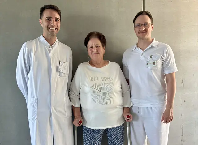 Patientin Christine Schabernack mit ihren beiden Operateuren Primarius Klaus Dragosits (links) und Oberarzt Ewald Musser. | Foto: Gesundheit Burgenland