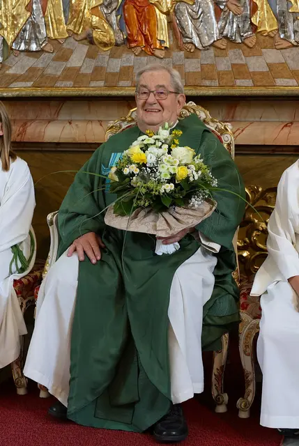 
Im Kreise seiner ehemaligen Pfarrgemeinde fühlte sich Pfarrer Peter Riegler bei seinem Jubiläum gut aufgehoben.  
 | Foto: Johann Hofer