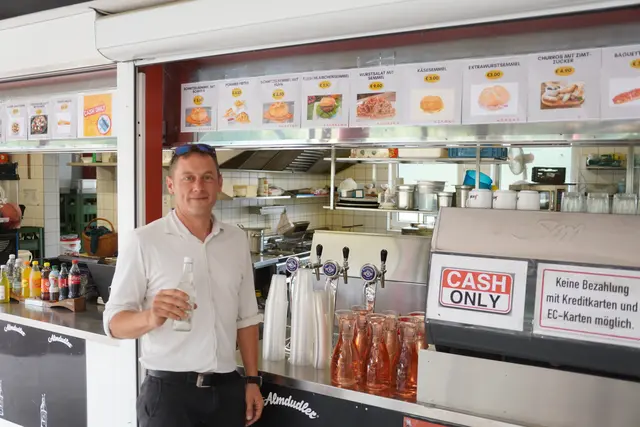 Jürgen Seelhofer, Betreiber des Bad-Buffet in Gloggnitz.  | Foto: Clemens Mitteregger