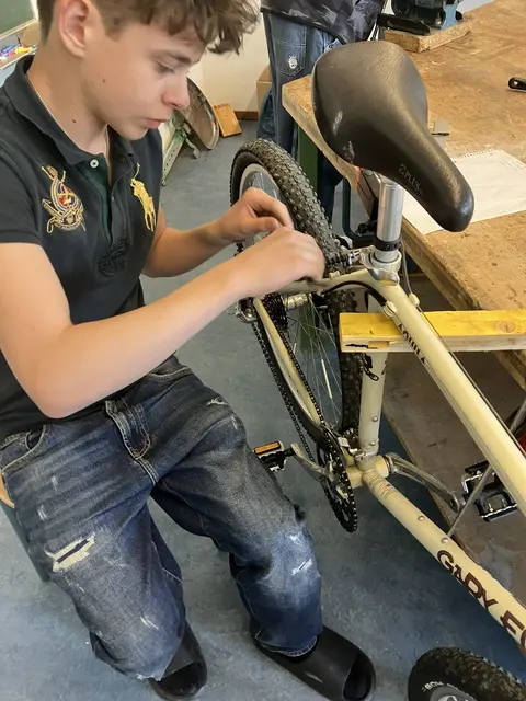 In der Polytechnischen Schule Axams wurde gearbeitet - drei. Fahrräder wurden von den Schülern repariert. | Foto: PTS Axams