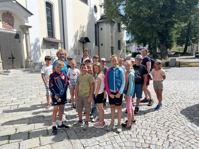 Geschichte, die Spaß macht: Für die Kinder der dritten Klasse der Volksschule Putzleinsdorf wurde die Stadtführung mit Sabine Lindorfer zu einem unvergesslichen Erlebnis. | Foto: Lydia Ettmayer