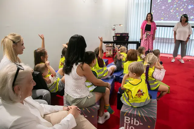 Spannende Geschichten für Kinder gibt es in der zweisprachigen Märchenstunde.  | Foto: Stadt Salzburg/Anna Pirato