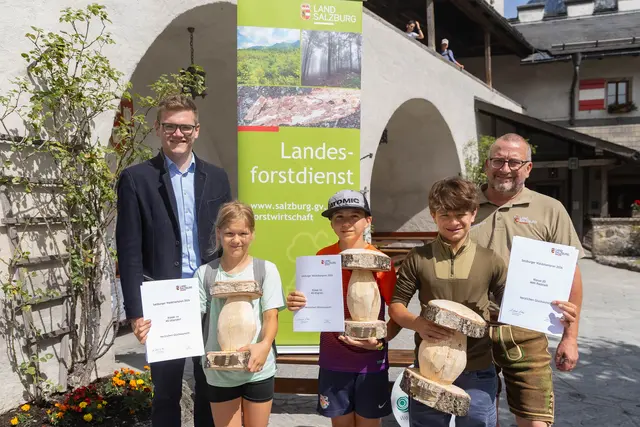Die Waldchampions 2026: LR Maximilian Aigner und Landesforstdirektor Michael Mitter (r.) mit einer Schülerin und zwei Schülern aus den Gewinnerklassen der Mittelschulen Uttendorf (1A), Wagrain (2A) und Radstadt (2D). | Foto: Land Salzburg/Neumayr/Hofer